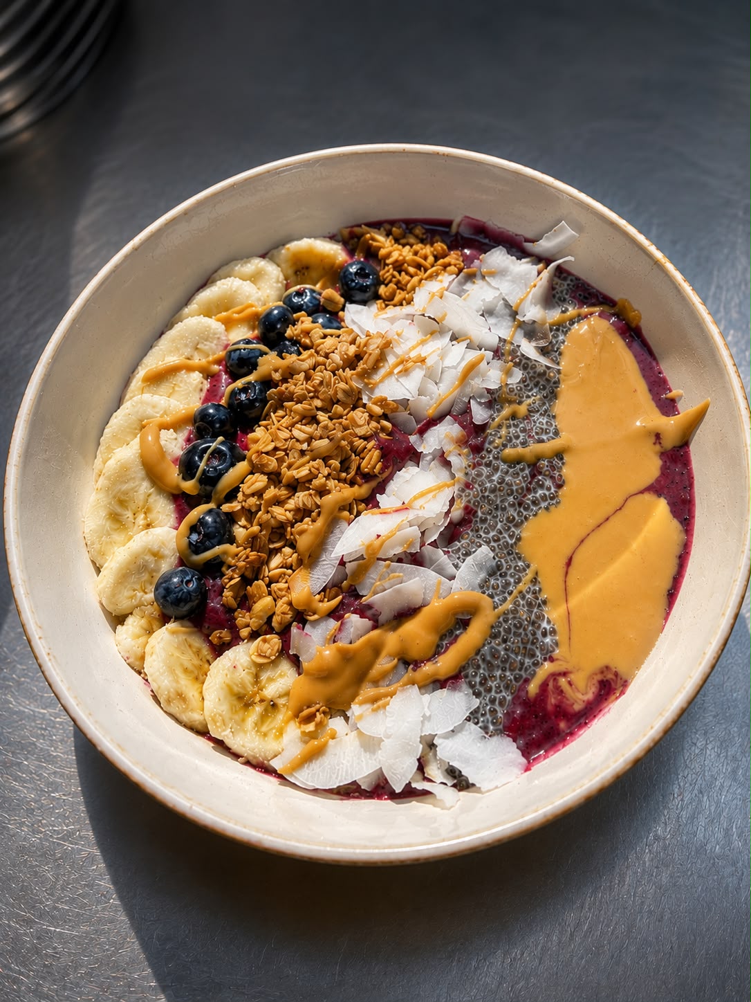 Açai Bowl mit Banane, Blaubeeren, Granola und Kokos