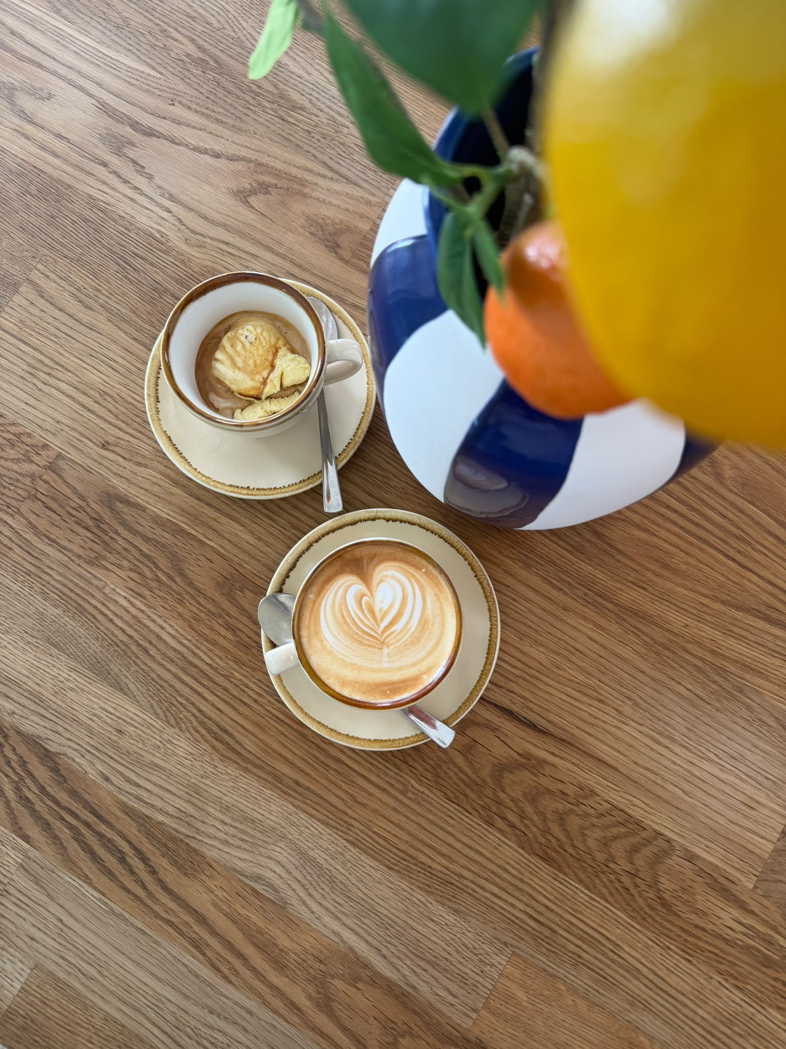 Cappuccino und Affogato auf einem Holztisch