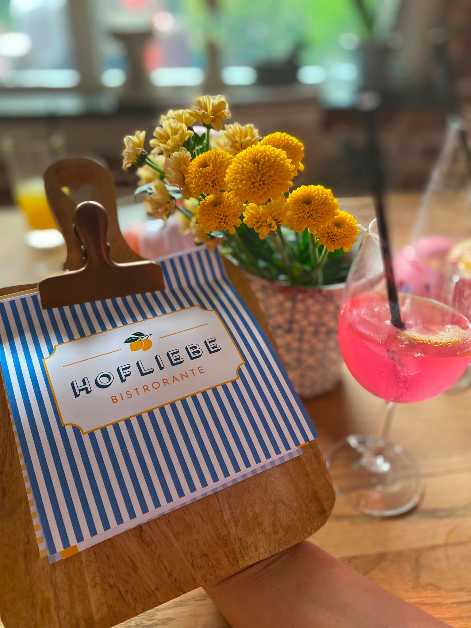 Hofliebe Speisekarte mit Aperitivo und Blumen
