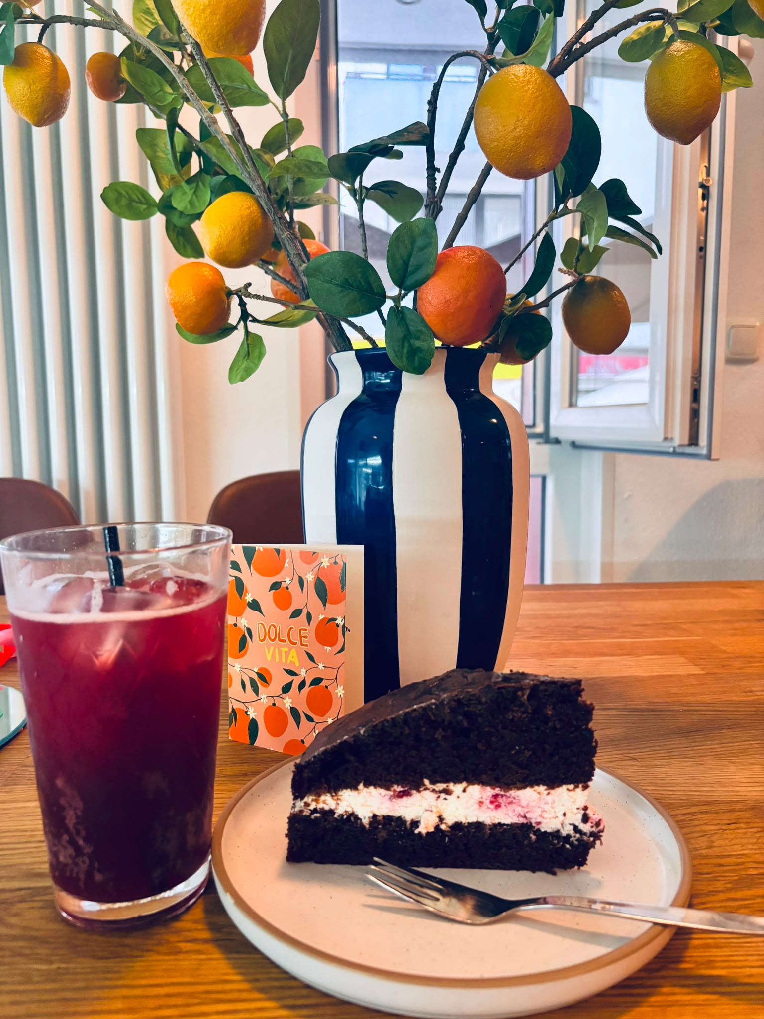 Kuchen und Getränk vor einer Zitronendekoration